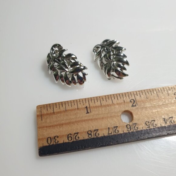 Silver-Tone Leaf Clip-On Earrings Vintage Retro Costume Jewelry - Picture 5 of 5